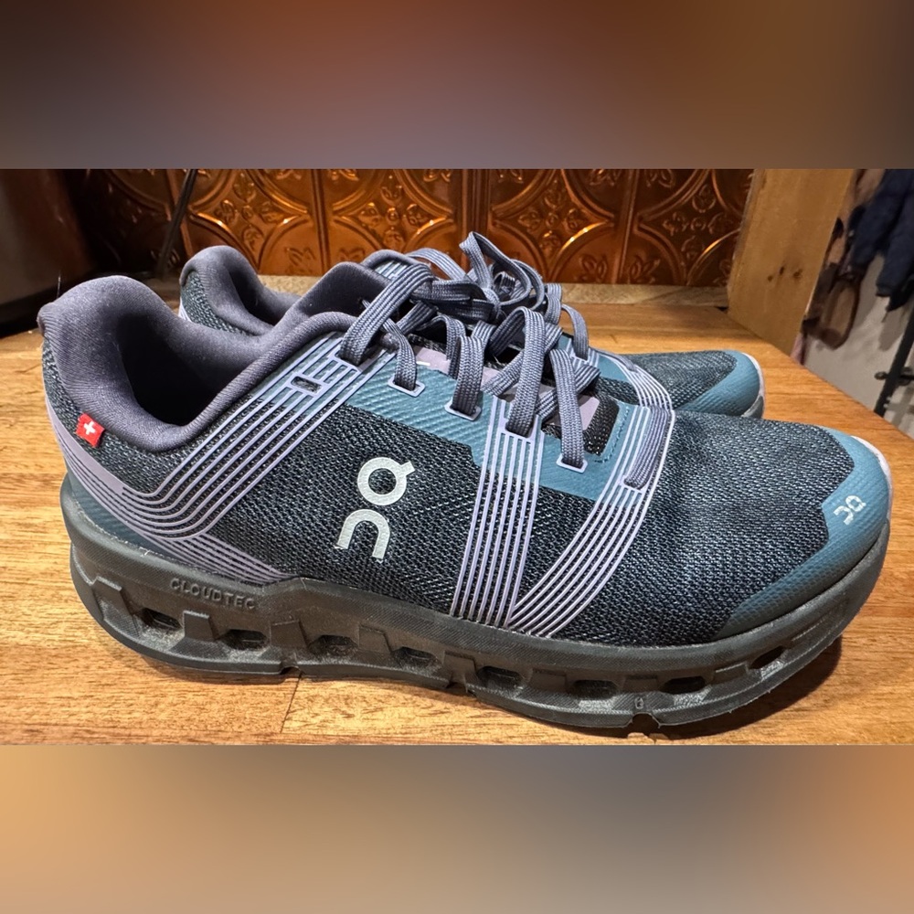 Oncloud women’s sneakers 7.5